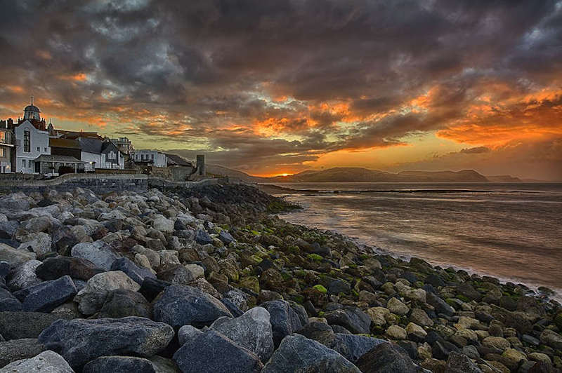 A Long Exposure of Lyme Regis, Dorset. Lyme Regis is surrounded by cliffs containing the Blue Lias Formation which is a prime Jurassic fossil hunting location.  Image by Through the Lens (CC-by-4.0).