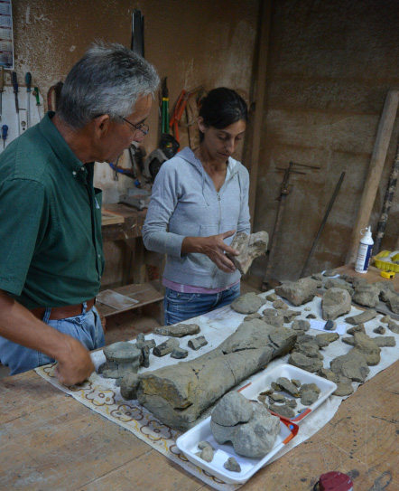 The discoverer of the remains, Joaquim dos Santos, together with Elisabete Malafaia (UL-GBE).